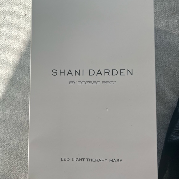 Shani Darden by Déesse PRO LED Light Mask FDA approved 
LED Light Therapy mask - Picture 3 of 12